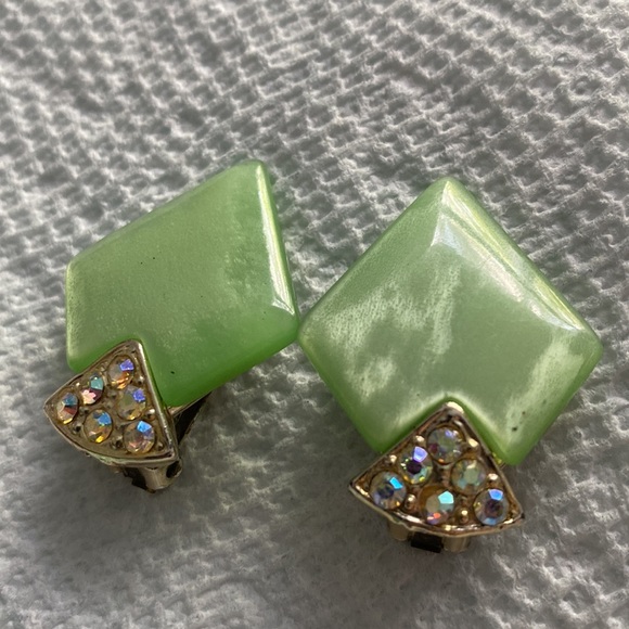Vintage Jewelry - Vintage Green Lucite Rhinestone clip earrings